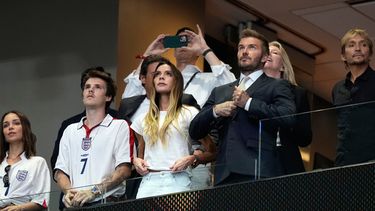 El exfutbolista David Beckham (centro-derecha) y su esposa Victoria presencian la semifinal mundialista entre Inglaterra y Argentina en Atlanta, el miércoles 15 de julio de 2026 (AP Foto/Rebecca Blackwell)
