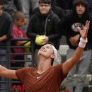 Holger Rune celebra su victoria ante Novak Djokovic en los cuartos de final del Abierto de Italia, el miércoles 17 de mayo de 2023, en Roma. (AP Foto/Gregorio Borgia)
