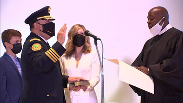 el cubano-americano art acevedo juro como jefe de policia de la ciudad de miami