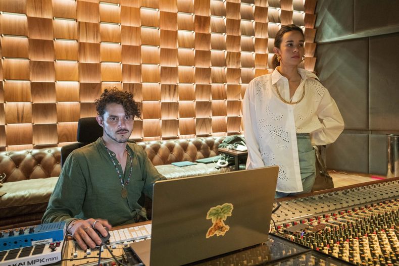Catalina García y Santiago Prieto de la banda Monsieur Periné trabajan en un estudio a las afueras de la Ciudad de México el 10 de mayo de 2023. (Foto AP/Moisés Castillo)