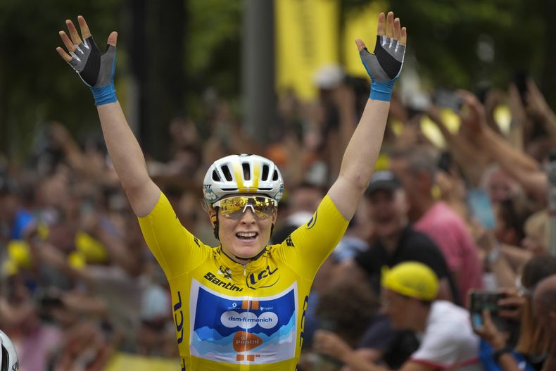 De Holanda, Charlotte Kool, con el maillot amarillo de líder general, cruza la línea de meta para ganar la segunda etapa de la carrera ciclista femenina del Tour de Francia con salida en Dordrecht y llegada en Róterdam, Países Bajos, el martes 13 de agosto de 2024. (AP Foto/Peter Dejong)