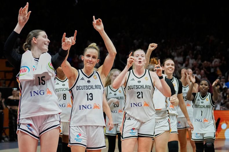 Las jugadoras de la selección de Alemania celebran tras un partido de la Copa del Mundo de Baloncesto Femenino entre Alemania y Malí en Berlín, el lunes 7 de septiembre de 2026. (Foto AP/Ebrahim Noroozi)