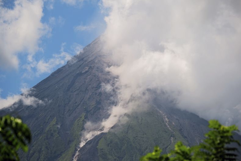 El volcano Mayon arroja una nube de humo blanco, visto desde Daraga, en la provincia de Albay, en el centro de Filipinas, el 8 de junio de 2023. (AP Foto/John Michael Magdasoc)