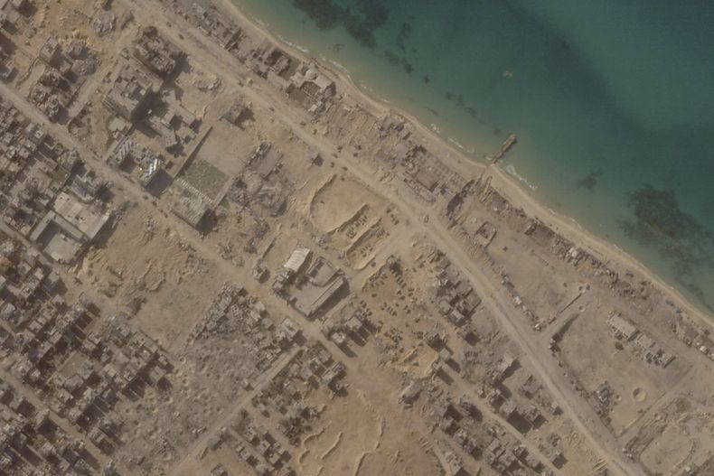 Esta imagen satelital de Planet Labs PBC muestra a las fuerzas israelíes mientras avanzan en la Ciudad de Gaza, el lunes 6 de noviembre de 2023, en la Franja de Gaza. (Planet Labs PBC vía AP)