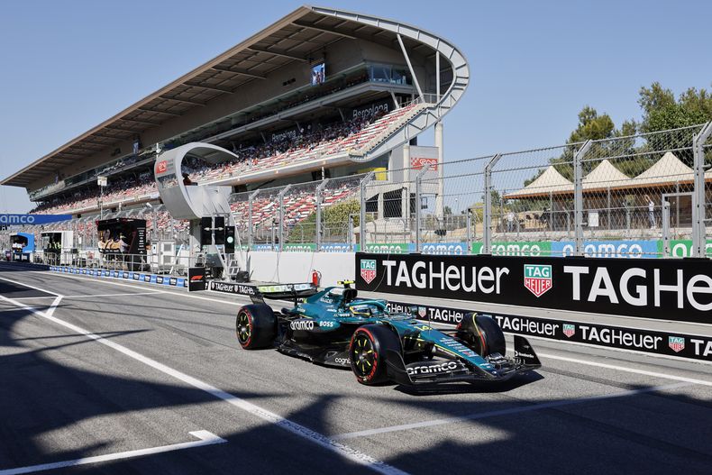 El español Fernando Alonso de Aston Martin maniobra el auto en los pits en la segunda práctica del Gran Premio de España en Montemlo, Barcelona el viernes 30 de mayo del 2025. (AP Foto/Joan Monfort)