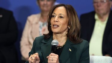 La candidata presidencial demócrata y vicepresidenta, Kamala Harris, habla en un evento de campaña con la exrepresentante Liz Cheney, el lunes 21 de octubre de 2024, en Brookfield, Wisconsin. (AP Foto/Morry Gash)