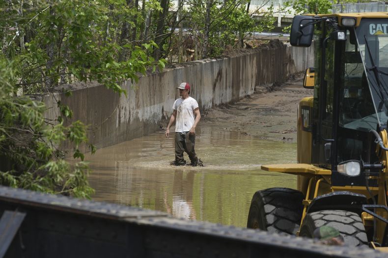 Una persona participa en las labores de limpieza en la estación de bomberos tras una inundación, el miércoles 14 de mayo de 2025, en Westernport, Maryland. (AP Foto/Gene J. Puskar)