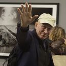 ARCHIVO – El fotógrafo Sebastiao Salgado saluda a fotógrafos en la presentación de su muestra “Kuwait: Un desierto en llamas”, en la Galleria Meravigli, en Milán, Italia, el 20 de octubre de 2017. Salgado, conocido por sus proyectos a largo plazo e imágenes de la naturaleza y la humanidad, falleció a los 81 años, confirmó el Instituto Terra el viernes 23 de mayo de 2025. (AP Foto/Luca Bruno, Archivo)