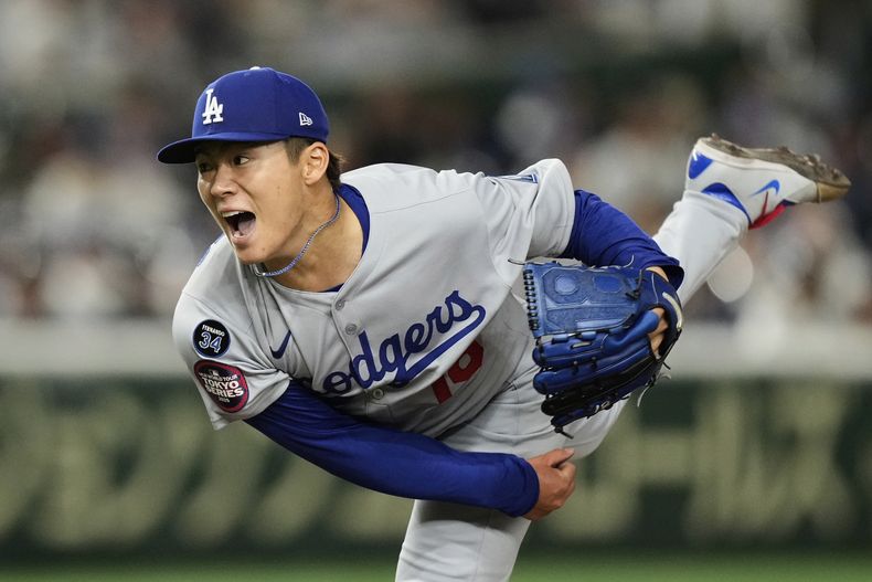 Yoshinobu Yamamoto de los Dodgers de Los Ángeles lanza durante el quinto inning del juego contra los Cachorros de Chicago, el martes 18 de marzo de 2025, en Tokio. (AP Foto/Hiro Komae)
