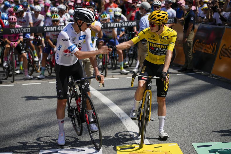 El danés Jonas Vingegaard, porta el maillot amarillo de líder, junto al esloveno Tadej Pogacar, con el maillot blanco del mejor joven, se saludan antes de iniciar la 17ma etapa del Tour de Francia entre Saint-Gervais Mont-Blanc y Courchevel, Francia el miércoles 19 de julio del 2023. (AP Foto/Daniel Cole)