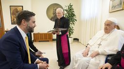 El papa Francisco recibe al vicepresidente de Estados Unidos, JD Vance, izquierda, antes de pronunciar la bendición Urbi et Orbi (A la ciudad y al mundo, en latín) al final de la misa de Pascua presidida por el cardenal Angelo Comastri en la Plaza de San Pedro, en el Vaticano, el domingo 20 de abril de 2025. En el centro, el regente de la casa pontificia, el obispo Leonardo Sapienza. (Vatican Media vía AP, HO)