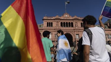 La gente se reúne en Buenos Aires, Argentina, el sábado 1 de febrero de 2025, para protestar contra el discurso del presidente Javier Milei en el Foro Económico Mundial de Davos, durante el cual criticó el progresismo enfermizo, el bienestar social, el feminismo, las políticas de identidad y la lucha contra el cambio climático. (Foto AP/Rodrigo Abd)