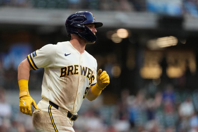 Jake Bauers, de los Cerveceros de Milwaukee, recorre las bases tras conectar un jonrón solitario durante la quinta entrada de un partido de béisbol contra los Rojos de Cincinnati, el martes 30 de junio de 2026, en Milwaukee. (Foto AP/Aaron Gash)