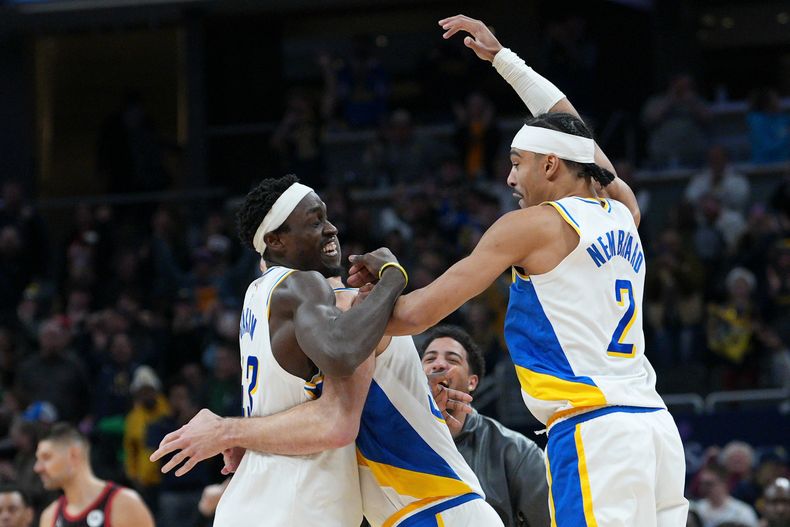 Pascal Siakam (izquierda), de los Pacers de Indiana, festeja tras conseguir el enceste del triunfo sobre los Bulls de Chicago, el sábado 29 de noviembre de 2025 (AP Foto/AJ Mast)