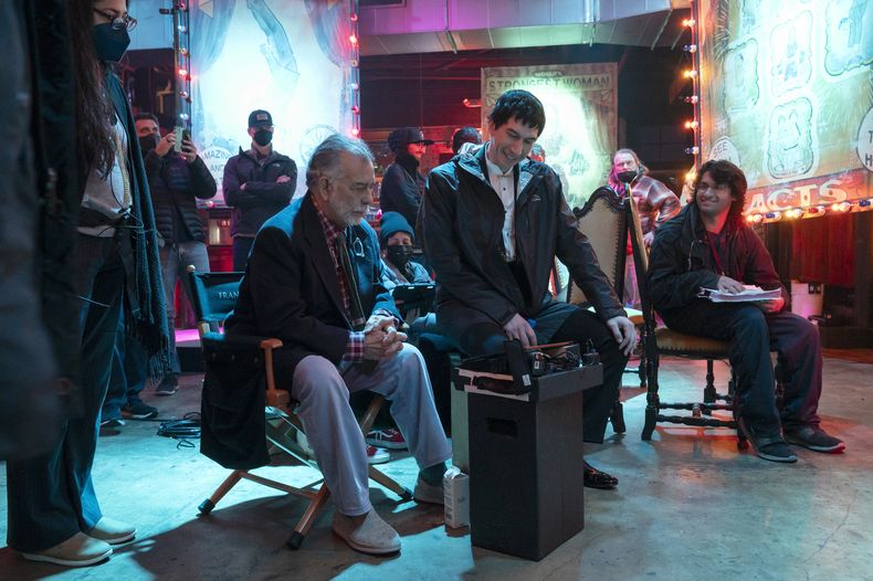 Esta imagen proporcionada por Lionsgate muestra al escritor y director Francis Ford Coppola, izquierda, y al actor Adam Driver en el set de Megalopolis. (Phil Caruso/Lionsgate via AP)