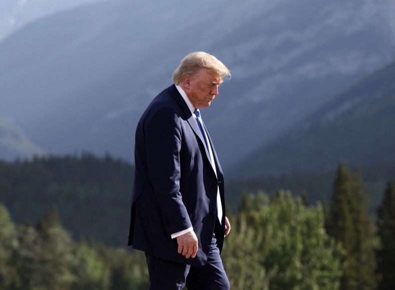 El presidente de Estados Unidos, Donald Trump, se retira tras una sesión de fotos familiares durante la Cumbre del G7, en Kananaskis, Canadá, el lunes 16 de junio de 2025. (Suzanne Plunkett/Pool Photo vía AP)
