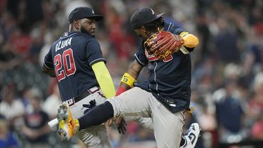 Marcell Ozuna (20) y Ronald Acuña Jr., derecha, de los Bravos de Atlanta, celebran después de derrotar a los Guardianes de Cleveland en el juego de béisbol del lunes 3 de julio de 2023, en Cleveland. (AP Foto/Sue Ogrocki)
