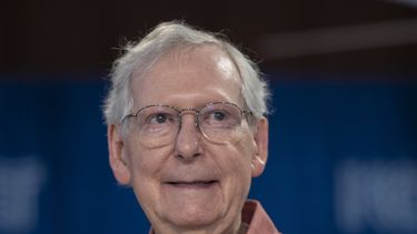 El líder de la minoría del Senado de EEUU, Mitch McConnell, republicano por Kentucky, durante el picnic anual St. Jerome Fancy Farm en Fancy Farm, Kentucky, el 5 de agosto de 2023. (Ryan C. Hermens/Lexington Herald-Leader vía AP)