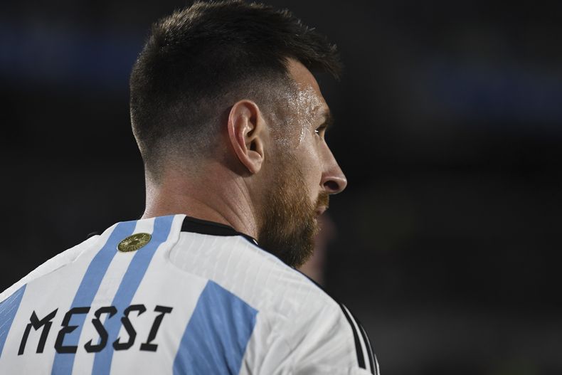 Lionel Messi, de Argentina, se prepara para ejecutar un saque de esquina en un partido de la eliminatoria mundialista ante Paraguay, el jueves 12 de octubre de 2023, en Buenos Aires (AP Foto/Gustavo Garello)