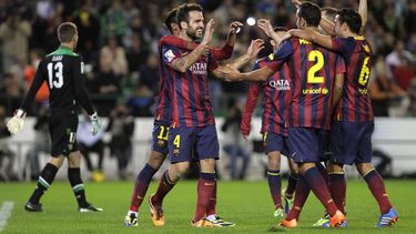 americateve | El jugador del Barcelona, Cesc F&aacute;bregas, izquierda, festeja con sus compa&ntilde;eros tras anotar un gol contra el Betis en un partido por la liga espa&ntilde;ola el domingo, 10 de noviembre de 2013, en Sevilla, Espa&ntilde;a. (AP Photo/Angel Ferna