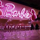 ARCHIVO - cócteles de Barbie para los invitados en la ceremonia de inauguración de la tienda insignia de Barbie en Shanghái, el 6 de marzo de 2009, en Shanghái, China. El color rosa se ha asociado durante mucho tiempo con la marca Barbie, incluso tiene su propio color Pantone. (Foto AP/Eugene Hoshiko, archivo)