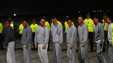 Migrantes venezolanos deportados de Estados Unidos llegan al Aeropuerto Internacional Simón Bolívar en Maiquetía, Venezuela, el jueves 20 de febrero de 2025. (AP Foto/Cristian Hernández)