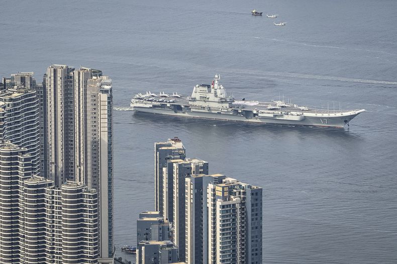 El primer portaviones chino fabricado en el país, el Shandong, navega hacia el puerto de Hong Kong, el 3 de julio de 2025. (AP Foto/Chan Long Hei)