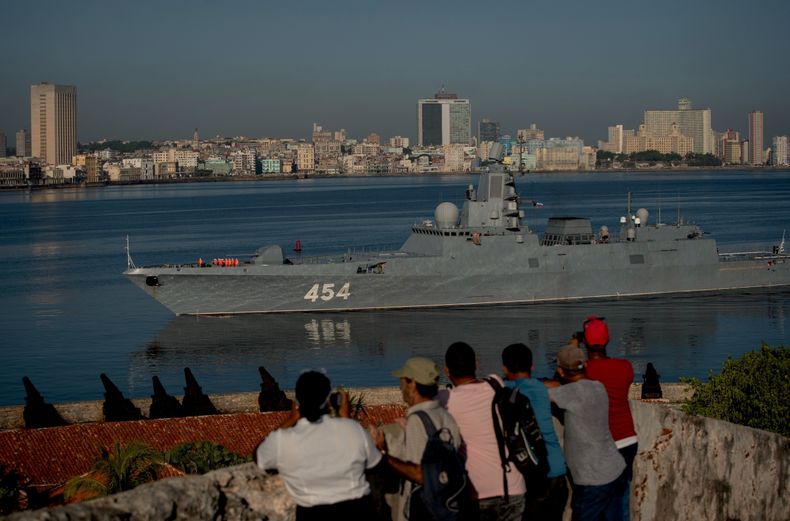 ARCHIVO - La fragata Almirante Gorshkov de la Armada rusa llega al puerto de La Habana, Cuba, el 24 de junio de 2019. Funcionarios cubanos anunciaron el 6 de junio de 2024 que tres buques de guerra y un submarino rusos, incluido el Gorshkov, llegarán a La Habana a partir del 12 de junio. (AP Foto/Ramón Espinosa, Archivo)