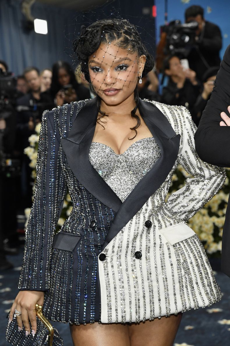 Halle Bailey asiste a la gala benéfica del Instituto del Vestido del Museo Metropolitano de Arte que celebra la inauguración de la exposición Superfine: Tailoring Black Style el lunes 5 de mayo de 2025, en Nueva York. (Foto Evan Agostini/Invision/AP)