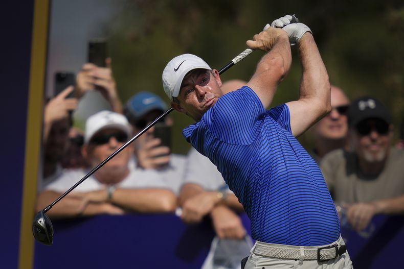 Rory McIlroy realiza su tiro de salida en e segundo hoyo de la ronda final del World Tour Golf Championship, en Dubai, Emiratos Árabes Unidos, el domingo 17 de noviembre de 2024. (AP Foto/Altaf Qadri)