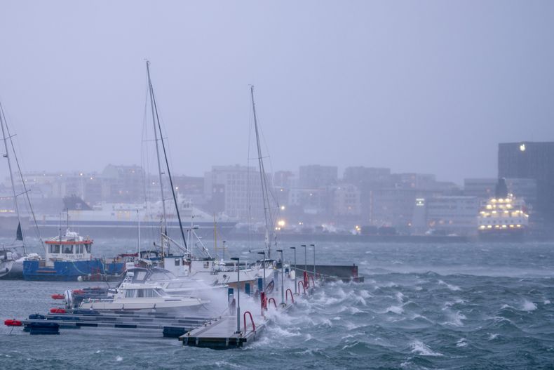 Embarcaciones en el muelle de Bodo, en el noreste de Noruega, permanecen en las aguas en medio de condiciones climatológicas extremas, el jueves 1 de febrero de 2024. (Per-Inge Johnsen/NTB Scanpix vía AP)