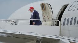 El presidente estadounidense Donald Trump llega en el avión presidencial a la Base de la Fuerza Aérea Andrews, el martes 1 de julio de 2025. (AP Foto/Alex Brandon)