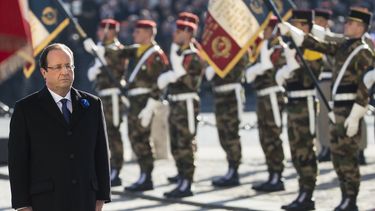 americateve | El presidente de Francia Francois Hollande asiste a la ceremonia ante la Tumba del Soldado Desconocido, en el Arco del Triunfo, por el D&iacute;a del Armisticio, el lunes 11 de noviembre de 2013, en Par&iacute;s. (Foto AP/Ian Langsdon, Pool)