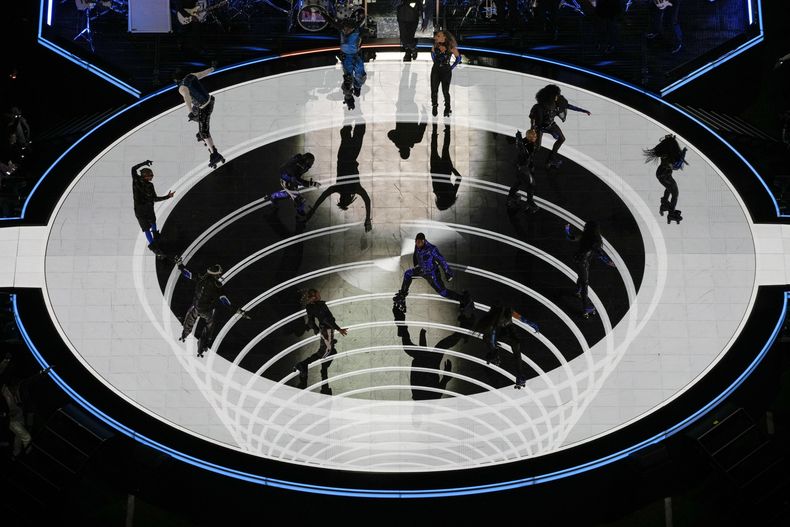 Usher durante su presentación en el espectáculo de medio tiempo del Super Bowl 58 de la NFL entre los 49ers de San Francisco y los Chiefs de Kansas City el domingo 11 de febrero de 2024 en Las Vegas. (Foto AP/David J. Phillip)