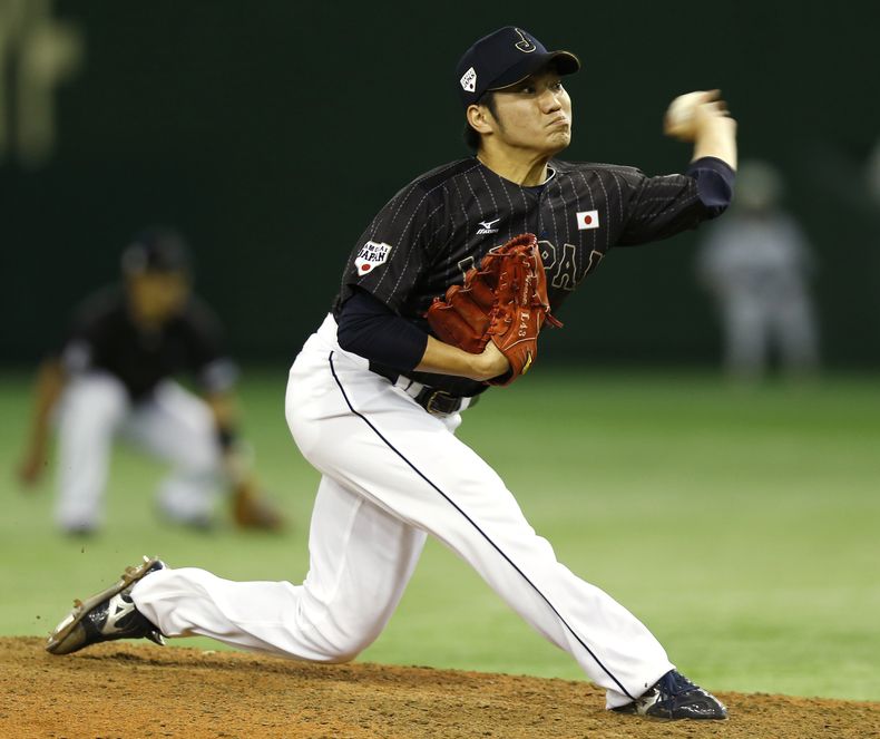 El cerrador de Jap&oacute;n, Tomomi Takahashi, lanza contra una selecci&oacute;n de Grandes Ligas el viernes, 14 de noviembre de 2014, en Tokio. (AP Photo/Toru Takahashi)