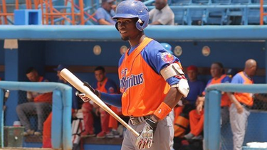 a solo horas de regresar a la isla otro jugador abandona el equipo de cuba y suman 12