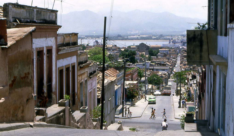 Varios fueron detenidos en el interior de ómnibus, donde recibieron golpes que les ocasionaron contusiones y les fueron rasgadas las ropas.