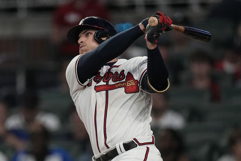 Austin Riley, de los Bravos de Atlanta, conecta un jonrón en el duelo del jueves 25 de mayo de 2023, ante los Filis de Filadelfia (AP Foto/John Bazemore)