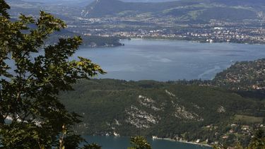 ARCHIVO - Una vista del lago de Annecy, en los Alpes franceses, el viernes 10 de septiembre de 2010. Una persona armada con un cuchillo hirió a niños y otras personas en la localidad de Annecy antes de ser detenida, según indicó el jueves 8 de junio de 2023 el ministro francés del Interior. (AP Foto/Lionel Cironneau, Archivo)