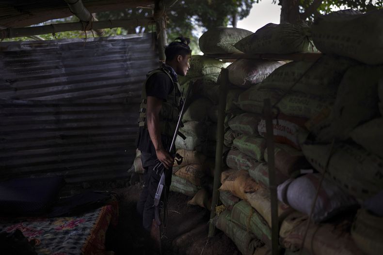 Un miembro armados de la comunidad kuki vigila los cuarteles de la comunidad rival meitei, en el estado de Manipur, en el noreste de la India, el martes 20 de junio de 2023. (AP Foto/Altaf Qadri)