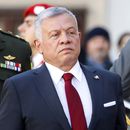 ARCHIVO - El rey Abdalá II bin Al-Hussein de Jordania asiste a una ceremonia militar en Viena, el 25 de octubre de 2021. (AP Foto/Lisa Leutner)