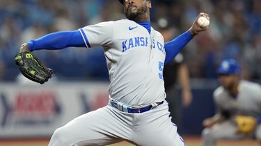 En foto del 22 de junio del 2023, el relevista de los Reales de Kansas City Aroldis Chapman lanza en la octava entrada ante los Rays de Tampa Bay. El viernes 30 de junio del 2023, Chapman es enviado a los Rangers de Texas. (AP Foto/Chris OMeara)