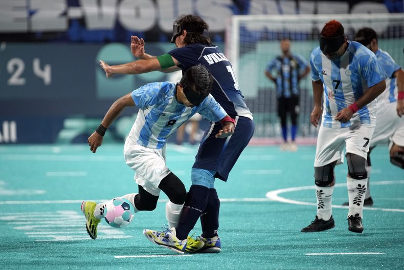 Osvaldo Fernández, de la selección de Argentina, disputa un balón con Frederic Villeroux, de Francia, en la final de fútbol para invidentes en los Juegos Paralímpicos de París, el sábado 7 de septiembre de 2024 (AP Foto/Christophe Ena)
