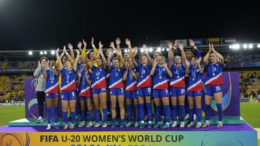 Las seleccionadas de Estados Unidos posan en el podio tras obtener el tercer puesto del Mundial Sub20, el sábado 21 de septiembre de 2024, en Bogotá (AP Foto/Fernando Vergara)