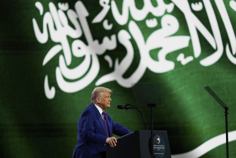 El presidente estadounidense Donald Trump en un foro sobre inversiones, en el Centro de Conferencias Internacional Rey Abdulaziz en Riad, Arabia Saudí, el 13 de mayo del 2025. (AP foto/Alex Brandon)