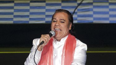 americateve | En esta foto del 14 de febrero del 2012, el cantante y compositor mexicano Juan Gabriel canta en el Auditorio Nacional, en la Ciudad de M&eacute;xico. Luego de tres semanas hospitalizado, Juan Gabriel recibi&oacute; el alta del hospital de Las Vegas donde