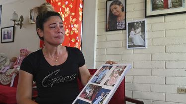 Heidy Sánchez, quien fue deportada de Estados Unidos a Cuba, llora mientras muestra fotos de su hija y su esposo, ciudadano estadounidense, en La Habana, el martes 6 de mayo de 2025. (AP Foto/Jorge Luis Baños)