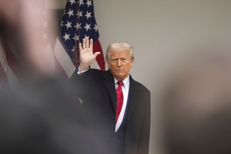 El presidente Donald Trump tras anunciar nuevos aranceles en la Casa Blanca en Washington, el 2 de abril del 2025. (AP foto/Mark Schiefelbein)