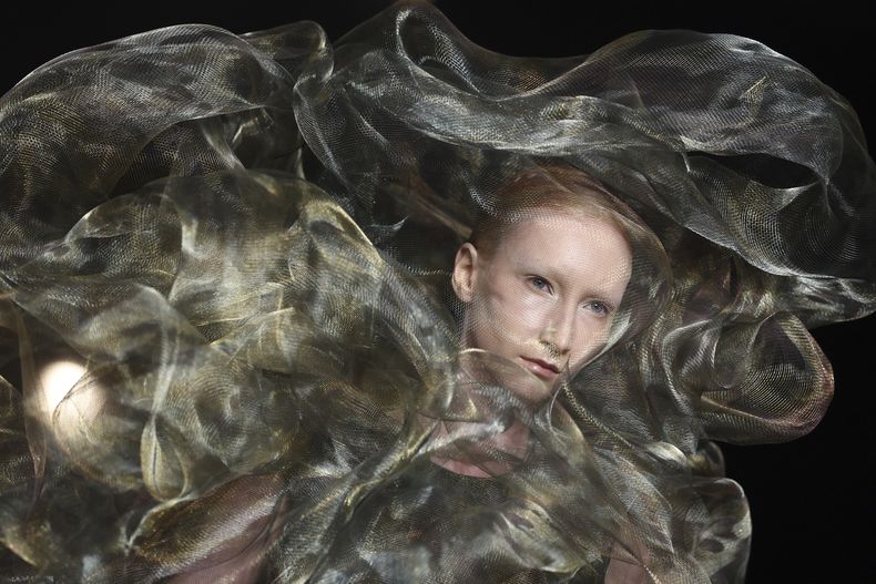 Una modelo luce una creación de la colección de Alta Costura Otoño-Invierno 2025/26 de Iris van Herpen presentada el lunes 7 de julio de 2025 en París.(Foto AP/Tom Nicholson)