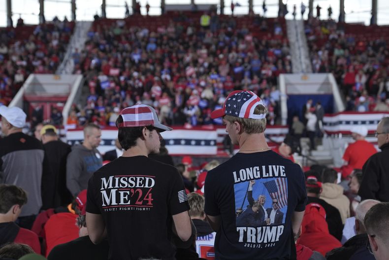 Simpatizantes llegan al estadio donde el candidato presidencial republicano Donald Trump hará un acto de campaña en el J.S. Dorton Arena, el lunes 4 de noviembre de 2024, en Raleigh, Carolina del Norte. (AP Foto/Evan Vucci)